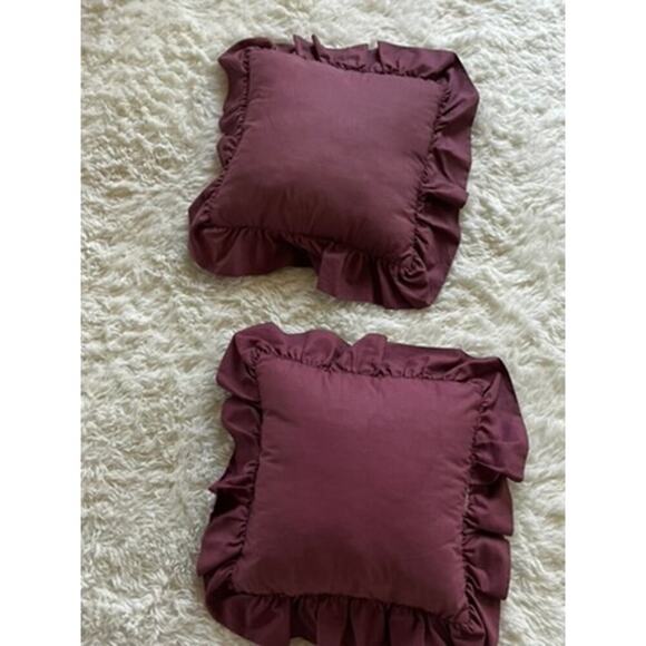 Bed Bath and Beyond out of stock dark pink pillows 12 x 12 EUC country cottage - Picture 3 of 6
